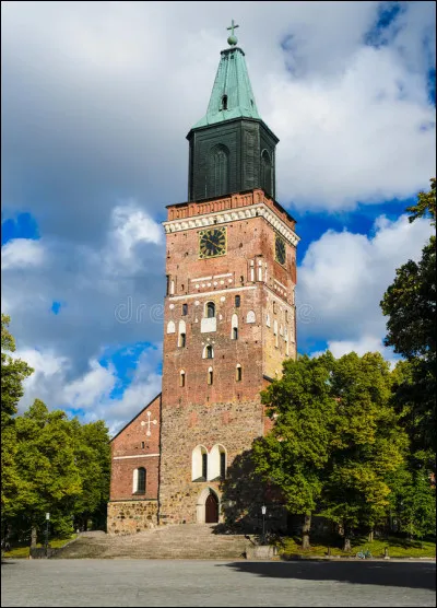 Il s'agit de la cathédrale de Turku, en Finlande :