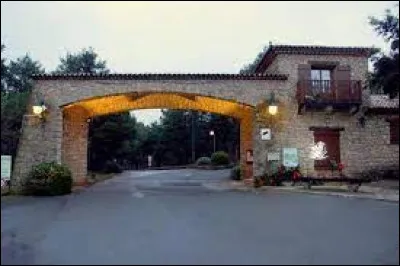 Je vous emm&egrave;ne dans le Var, au Domaine Saint-Pierre de Tourtour. Important hameau, &agrave; cheval sur les communes de Tourtour et de Ampus, il se situe en r&eacute;gion ...