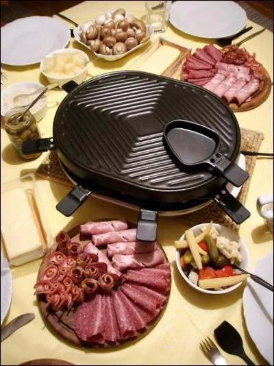 La raclette est un plat  base de :