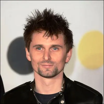 Quel groupe de rock anglais, qui a pour chanteur Matthew Bellamy, a sorti en 2001 l�album "Origin of Symmetry" ?