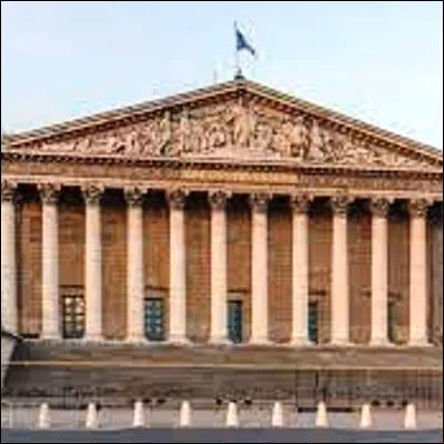 Quel surnom li&eacute; &agrave; sa forme est donn&eacute; &agrave; la salle des s&eacute;ances du palais Bourbon ?