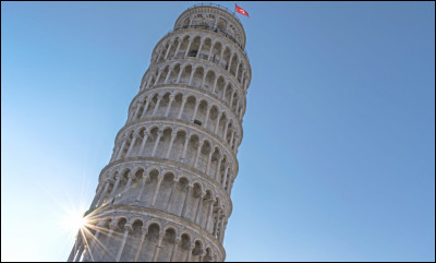 Comment sappelle la tour penchée qui attire des millions de touristes chaque année ?