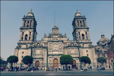 Dans quel pays se trouve le monument sur la photo ?