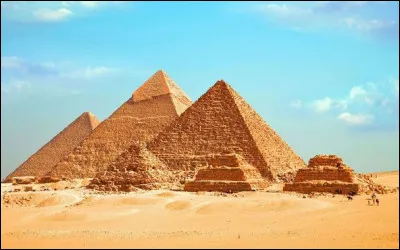 Combien de pyramides peut-on trouver en Egypte (à l'état de ruines ou entières) ?