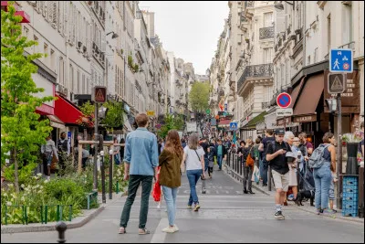 En sortant de la boulangerie, vous voyez une personne en train de se faire agresser. Que faites-vous ?