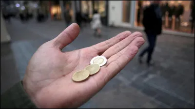 Vous voyez un SDF au bout de la rue. Que faites-vous ?