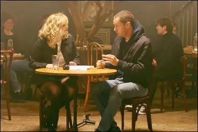 Dans la chanson de Louane et Grand Corps Malade, derrière quoi sont-ils ?