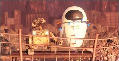 Dans le film "WALL-E", comment s'appelle le robot blanc se trouvant à côté de Wall-E ?