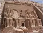 Les temples d'Abou Simbel ont t sauvs de la submersion grce  une campagne lance par l'Unesco. A l'entre du grand temple se trouvent :