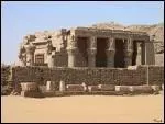 A Edfou, au sud de Louxor, se trouve le temple d'Horus, dieu  tte :