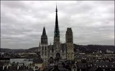 Quelle est la hauteur de cette cathédrale au niveau de la flèche (reconstruite au XIXe siècle) ?