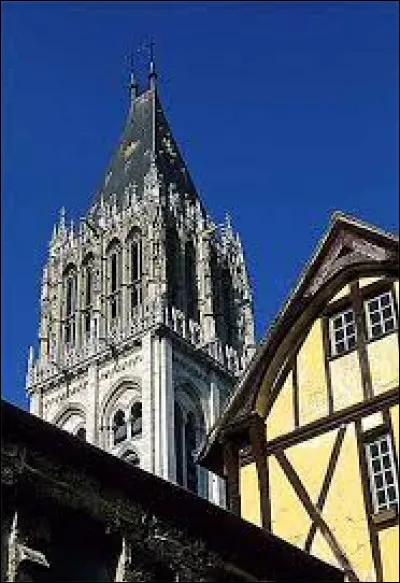 Comment se nomme la tour nord qui est la partie la plus ancienne de la façade ?