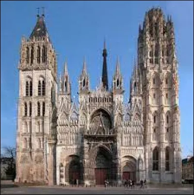 Comment est nommée l'impressionnante façade de la cathédrale ?