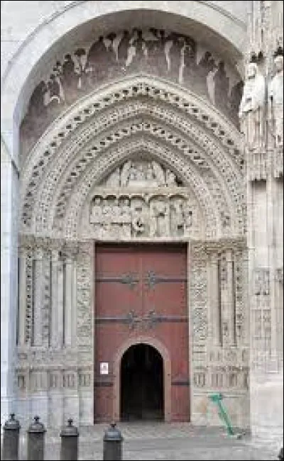 Comment se nomme ce portail situé au nord ?