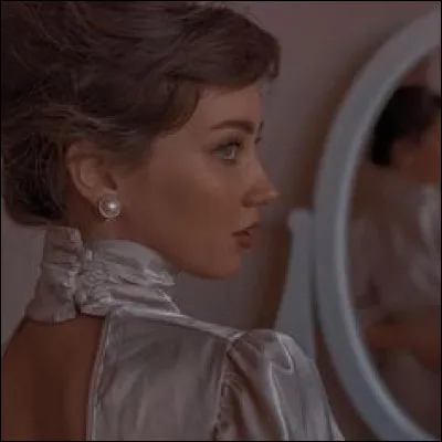 "Je les entends sur mon passage dire "ah, qu'elle est belle"
Un gosse a dit "papa, j'la veux pour mon Noël", ah"
À qui appartiennent ces paroles ?