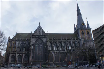Cette cathédrale, en grande partie gothique, se trouve en Grande-Bretagne, à Leeds :