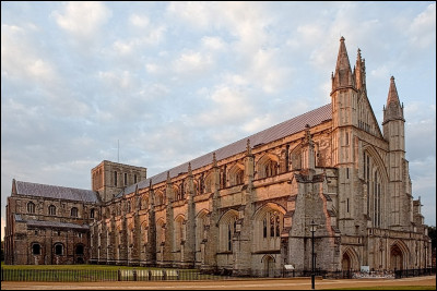Il vous faut aller en Grande-Bretagne, à Winchester, pour admirer cette grande cathédrale gothique :