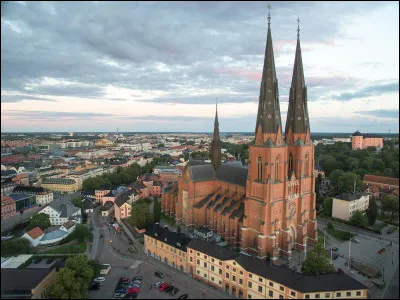 Il s'agit là de la cathédrale d'Uppsala, en Suède :