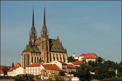 C'est en Suisse, à Lausanne, que vous pourrez voir cette cathédrale :