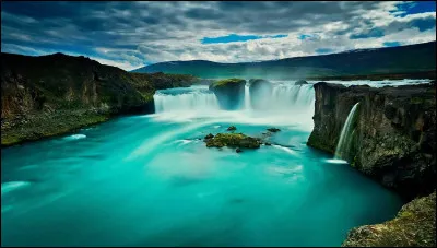 Complétez : 
"Þórunn gaf austrinu bein sín og..."