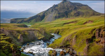 Complétez : 
"Barnið því gleymdi sem bjátaði..."