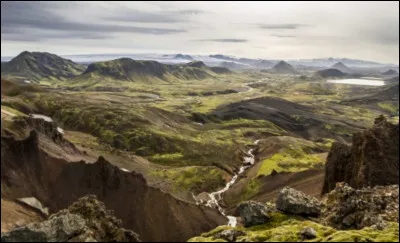 Complétez : 
"Miðnætursólin er miðpunktur..."