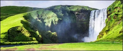 Complétez : 
"Friður geymdi fold og..."
