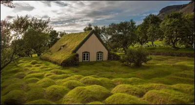 Complétez : 
"Sitthvað slæmt í lofti..."