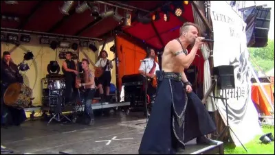 Complétez : 
"Simus iussu Cypridis gloriantes et letantes
Pares esse..."