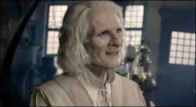 Qui a dit "Cest un agent double, espèce de vieillard stupide, il ne travaille pas pour vous, contrairement à ce que vous croyez !" ?