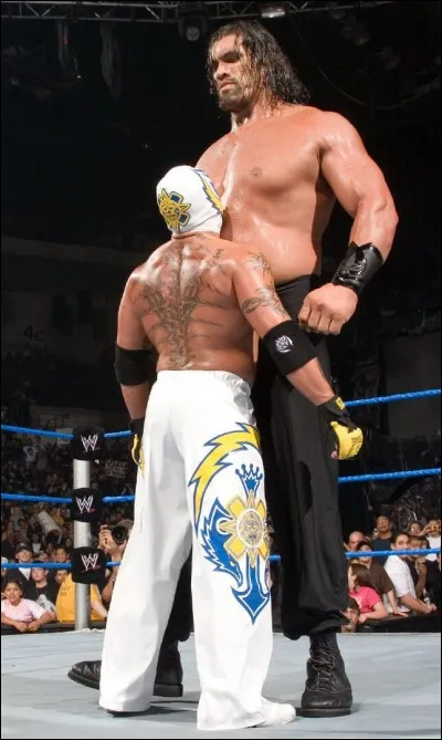 Les cours de sport sont dispensés par ces deux catcheurs. Quels sont leurs noms de scène à la WWE ?