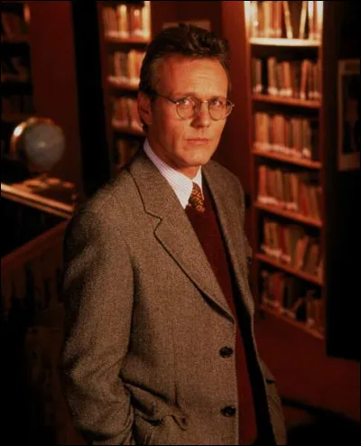 Il est responsable du centre de documentation et d'information. Anthony Steward est "Giles" dans la célèbre série américaine...