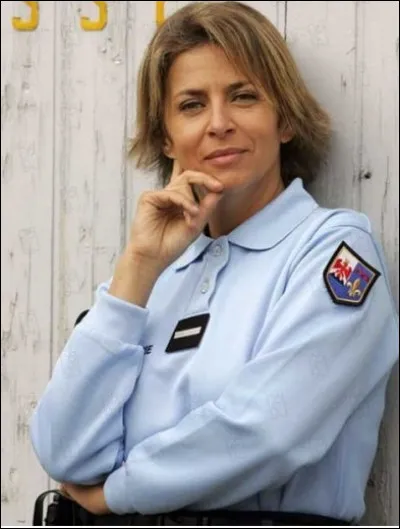 Enfin, ce gendarme est le référent contre le harcèlement scolaire et toute forme de violence au sein de l'établissement. Quelle est cette actrice ?