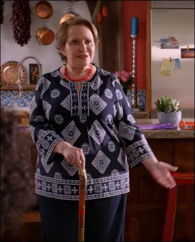 Elle incarne la principale adjointe et interprète le personnage "Anita Moreno" dans le film "C'est nous les héros". De qui s'agit-il ?