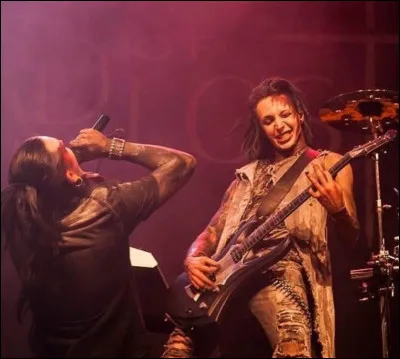 Complétez : 
"Schweiß, Leder und..."