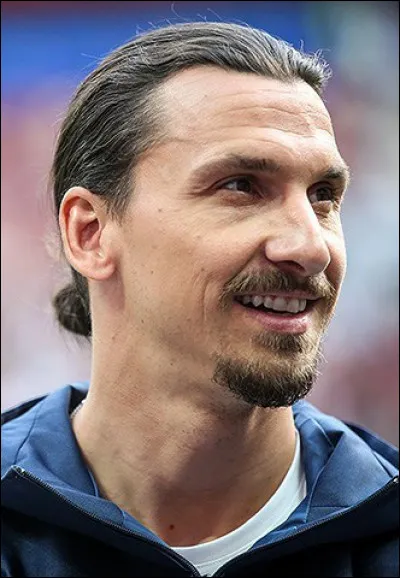 Âgé de seulement vingt ans, Zlatan Ibrahimovic arrive à l'Ajax en provenance de Malmö en 2001. Quels sont ses premiers mots dans le vestiaire ?
