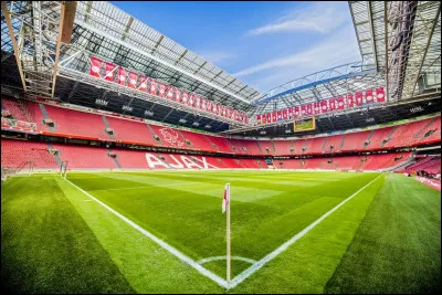 1996. Année où le superbe nouveau stade, le premier à disposer d'un toit rétractable en Europe, est inauguré. Combien de supporters ce stade peut-il recevoir ?