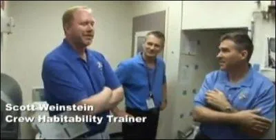 Avant de partir dans l'espace, les astronautes reoivent une formation tonnante...