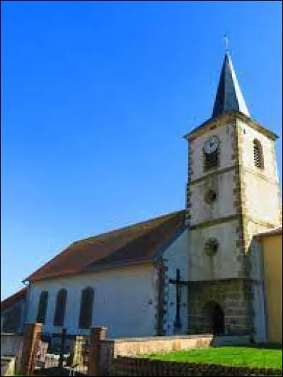 Nous sommes dans le Grand-Est devant l'&eacute;glise Saint-Hubert, &agrave; Boustroff. Village de l'aire d'attraction de Faulquemont, il se situe dans le d&eacute;partement ...