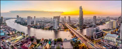 Quelle est cette ville, capitale de la Thaïlande, centre politique, économique, culturel, universitaire et médiatique du pays ?