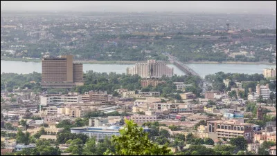 Quelle est cette ville, capitale du Mali, plus grand centre administratif et commercial du pays avec son port fluvial sur le Niger.