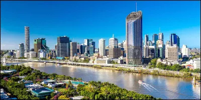 Quelle est cette ville australienne, capitale de l'État du Queensland, cité d'industries basées sur la pétrochimie, la métallurgie et l'agroalimentaire ?
