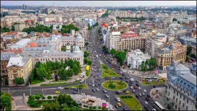 Quelle est cette ville, capitale de la Roumanie, cité en pleine expansion depuis le rétablissement de la démocratie en1990, surnommée "Petit Paris" ?