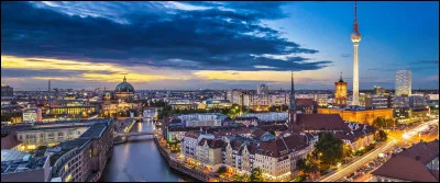 Quelle est cette ville, capitale de l'Allemagne, ville culturelle mondiale avec 166 musées, 142 bibliothèques et 60 théâtres ?