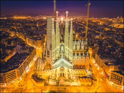 Quelle est cette ville espagnole, capitale de la Catalogne, cité où est érigée la basilique Sagrada Familia de l'architecte Antoni Gaudi ?