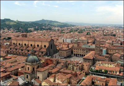 Quelle est cette ville italienne, chef-lieu de la région d'Émilie-Romagne qui possède la plus vieille université du monde occidental fondée en 1088 ?