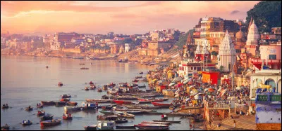 Quelle est cette ville d'Inde, située sur la rive gauche du Gange, cité la plus sacrée de l'hindouisme et du jaïnisme ?