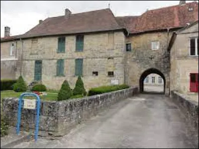 Nous sommes dans le Grand-Est, au château de Lisle, à Lisle-en-Rigault. Village de l'arrondissement de Bar-le-Duc, il se situe dans le département ...