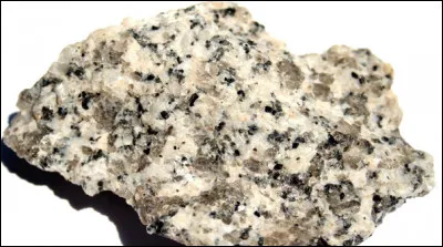 Quelle est cette roche magmatique avec une texture compos&eacute;e de grands cristaux de feldspath noy&eacute;s dans une p&acirc;te cristalline ?
