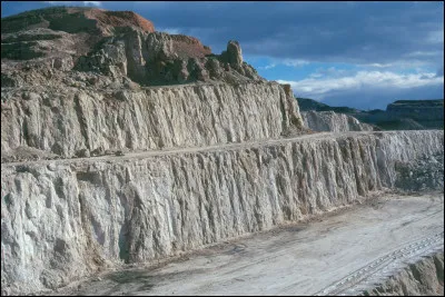Quelle est cette roche tendre, saline, enti&egrave;rement cristallis&eacute;e, blanch&acirc;tre et soluble dans l'eau, utilis&eacute;e pour la fabrication du pl&acirc;tre ?